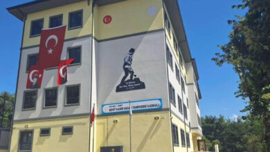 Fotoğrafta, bir okulun dışı çekilmiş ve binanın üstünde “Şehit Kadir Hasan Tanrıverdi İlkokulu” yazıyor.