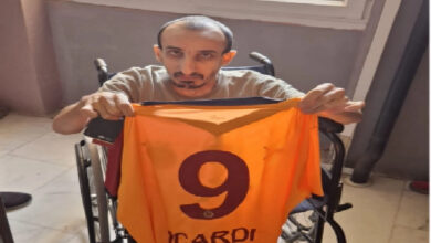 Tekerlekli sandalye kullanıcısı bedensel engelli birey Mesut Öztürkci, elinde Galatasaray formasını tutuyor. Galatasaray formasının üzerinde 9 numara ve ICARDİ yazıyor.