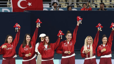 Golbol Kadın Milli Takımı'nın sporcuları Sevda Altunoluk, Fatma Gül Güler, Reyhan Yılmaz, Şeydanur Kaplan, Sevtap Altunoluk ve Berfin Altan fotoğrafta gülümseyerek bir küçük maskot oyuncağı havaya kaldırıyorlar.