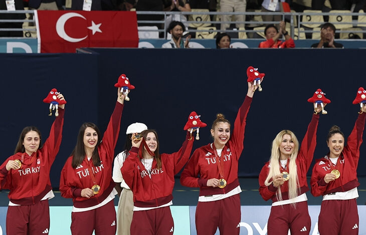 Golbol Kadın Milli Takımı'nın sporcuları Sevda Altunoluk, Fatma Gül Güler, Reyhan Yılmaz, Şeydanur Kaplan, Sevtap Altunoluk ve Berfin Altan fotoğrafta gülümseyerek bir küçük maskot oyuncağı havaya kaldırıyorlar.