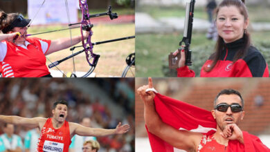 Türkiye Paralimpik Milli Takımının 4 sporcusunun fotoğrafları birleştirilerek görsel elde edilmiş. Sol üst köşede ok atışı yapan sporcu, sağ üst köşede atıcılık sporu yapan paralimpik sporcu, sol alt köşede atletizm alanında cirit atışı yapmış bir sporcu, sağ alt köşede atletizm alanında koşu sporunu yapan paralimpik sporcunun müsabaka sonrası sevinci görülmektedir.