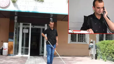 Fotoğrafta, iki farklı görsel var. İlk fotoğraf, görme engelli birey Kerem Yobaş, beyaz bastonu ile iş yerinden çıkıyor. İkinci fotoğraf, sağ üst köşede Kerem Yobaş telefon ile görüşme yapıyor.