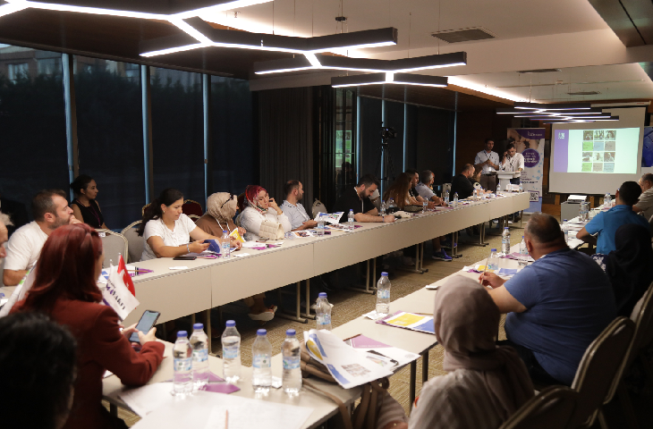 SMA Europe temsilcisi çevirmen yardımıyla konuşma yapıyor.