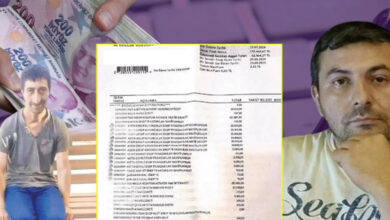 Fotoğrafta, sol alt köşede zihinsel engelli birey Erdoğan Musluoğlu, sağ alt köşede Baykal Demir adlı kişi var. Zihinsel engelli bireyin olduğu köşenin üstünde 200 TL para banknotu destesi var. Ekranın alt bölümünde ise bir bankanın harcama döküman tablosunun fotoğrafı eklenmiş.