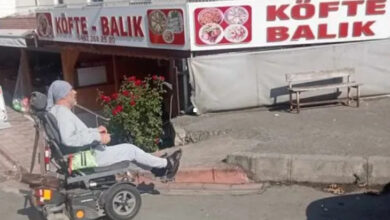 Akülü tekerlekli sandalye kullanan Memduh Bayraktar’ın, yolda kaldırıma çıkmak için yaklaştığı yerde engelli rampası yok.