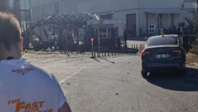 Fotoğrafta, yaşanan terör saldırısı sonrası olan bombalı patlamada binanın dışında yer alan yapı hasar görmüş ve siyah bir renkte olduğu görülmektedir.