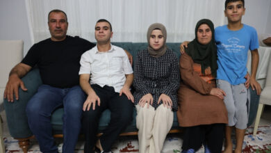 Fotoğrafta, Rüstemoğlu ailesi var. Fotoğrafın en sonunda baba, yanında görme engelli oğlu ve kızı, daha sağda ise eşi ve evin küçük çocuğu var.