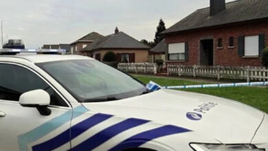 Tek katlı evlerin olduğu bir sokakta beyaz renkli bir araba duruyor.