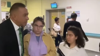 CHP Çorum Milletvekili Mehmet Tahtasız, engelli birey ve ailesi ile konuşuyor.