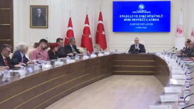 Çalışma ve Sosyal Güvenlik Bakanı Dr. Vedat IşIkhan, bir toplantıda en son bölümde oturuyor ve toplantıyı yönetiyor.