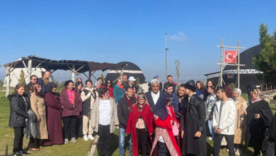 Fotoğrafta, açık bir alanda toplanmış engelli bireyler ve şehrin yerel yönetiminden sorumlu kişileri ile fotoğraf çekiliyorlar.