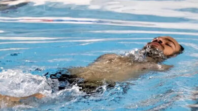 Engelli birey Halil İbrahim Kara, sırt üstü bir şekilde yüzüyor.