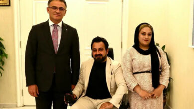 Engelli birey Çetin Karakoç ve eşi fotoğrafın sağında, Vali Ozan Balcı ise fotoğrafın solunda yer alıyor.