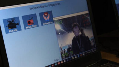 Fotoğrafta, bir dizüstü bilgisayar ekranında görme engelli bireyler için yapılmış program açık.