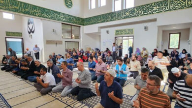 Cami içerisinde dua eden kalabalık bir cemaat var. Cemaat arasında tekerlekli sandalye kullanan engelli bireylerde, tekerlekli sandalye üzerinde dua ediyor.