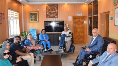 Giresun İl Müftüsü Selçuk Kılıçbay odasında engelli bireyler ile birlikte daire şeklinde bir alanda oturup sorun ve problemleri dinliyor.