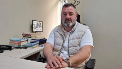 Gölcük Engelliler Derneği Başkanı ve Gölcük Belediye Meclis Üyesi Hasan Bat, makam odasında koltuğunda oturuyor.