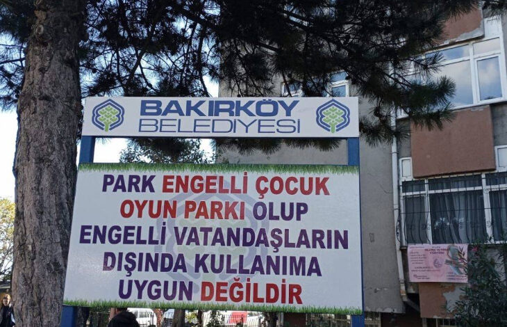 Fotoğrafta, Bakırköy Belediyesi'ne ait iki tabela yer alıyor. Soldaki tabelada büyük harflerle "Bakırköy Belediyesi" logosu bulunuyor ve altında şu yazı yer alıyor:"PARK ENGELLİ ÇOCUK OYUN PARKI OLUP ENGELLİ VATANDAŞLARIN DIŞINDA KULLANIMA UYGUN DEĞİLDİR" Bu yazı, parkın engelli çocuklar için özel olarak tasarlandığını ve sadece engelli bireyler tarafından kullanılabileceğini belirtiyor.