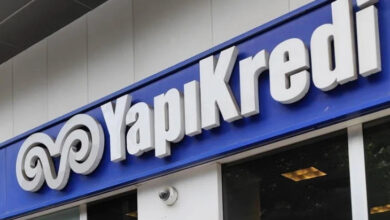 Fotoğrafta, mavi bir tabela üzerinde koç figürü ve yanında Yapı Kredi yazısı var.