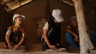 Görme engelli öğrenciler, Yeşilova Höyüğü’nde arkeolojik kalıntıları dokunarak inceliyor.