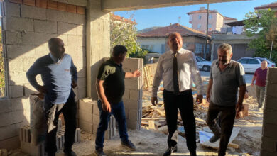 Milliyetçi Hareket Partisi Kırıkkale Milletvekili Av. Halil Öztürk, engelli birey için yapılan yeni evin inşaatında incelemelerde bulunuyor.