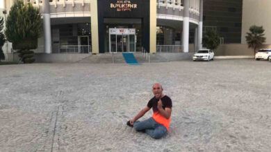 Malatya Büyükşehir Belediyesi’nde engelli kadrosunda çalışan Latif Kayhan, belediye önünde yerde oturarak ağlıyor.