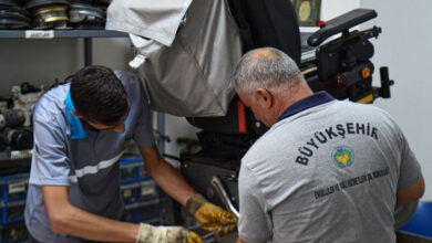 Malatya Büyükşehir Belediyesine bağlı Engelli Araç Tamir ve Bakım Atölyesi’nde iki personel bozuk akülü tekerlekli sandalyeyi tamir ediyor.