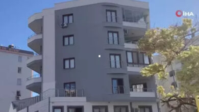 Görselde yer alan bir binanın dışarıdan çekilmiş fotoğrafı yer alıyor.