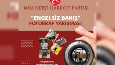Fotoğrafta, kırmızı zemin üzerinde üç beyaz hilal görseli yani MHP'nin logosu var. Altında sırayla "MİLLİYETÇİ HAREKET PARTİSİ", " ENGELSİZ BAKIŞ" ve "FOTOĞRAF YARIŞMASI" yazıyor.