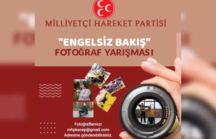 Fotoğrafta, kırmızı zemin üzerinde üç beyaz hilal görseli yani MHP'nin logosu var. Altında sırayla "MİLLİYETÇİ HAREKET PARTİSİ", " ENGELSİZ BAKIŞ" ve "FOTOĞRAF YARIŞMASI" yazıyor.