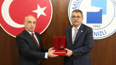 Pamukkale Üniversitesi sesli kitap projesi ile elde etmiş olduğu ödülü Doç. Dr. Şehmus Aslan, Rektör Kutluhan’a sundu.