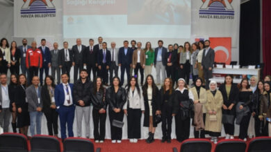 Uluslararası Orta Karadeniz Engelli ve Yaşlı Sağlığı Kongresi’ne katılım sağlayan araştırmacılar ve protokol üyeleri toplu bir şekilde sahnede fotoğraf çekiliyorlar.