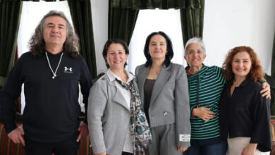 Fotoğrafta, bir erkek ve 4 kadın var. Erkek en solda, kadınlar ise yan yana duruyorlar.