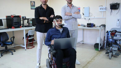 Fotoğrafta, Trakya Üniversitesi öğrencileri Yunus Bayram, Hakan Aras ve Hasan Sönmez var. Öğrencilerden biri tekerlekli sandalye üzerinde ve başında bir cihaz bağlı, kucağında ise laptop var.