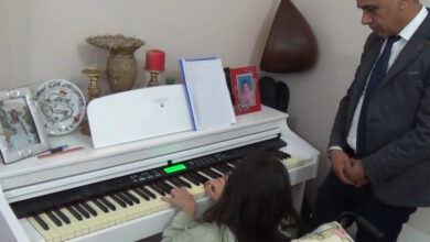 Doğuştan yürüme engelli olan Zeynep Güngörmüş, tekerlekli sandalye üzerinde ve piyanosunun başında, piyanoyu çalıyor. Tunceli Valisi Bülent Tekbıyıkoğlu da Zeynep'in başında durarak onu dinliyor.