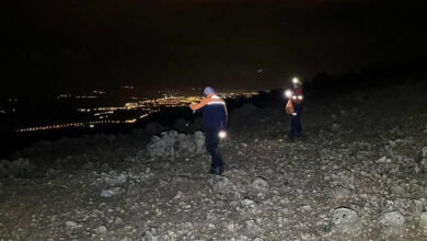 Akşam saatlerinde çekilmiş olan fotoğrafta aydınlatma için ışıklandırma kullanılıyor ve fotoğrafta arama kurtarma ekipleri kayıp olan kişiyi arıyor.