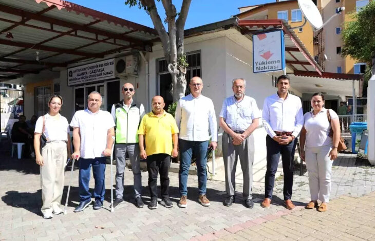 Alanya Belediye Başkan Danışmanı Faruk Konukçu, Alanya Özel Halk Otobüsü Kooperatifi Başkanı Tevfik Yılmaz şoförler için düzenlenecek 'Engelli Farkındalığı ve Empati Eğitimi' için toplantı düzenledi. Fotoğrafta toplantıya katılan yerel yönetimde görevli kişiler var.