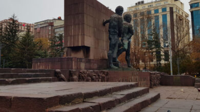 Ankara'da yer alan Güvenpark’ta çekilmiş bir fotoğraf. Parkın ortasında iki siyah renkli heykel yan yana duruyor ve parkın birçok noktasında merdivenler var.
