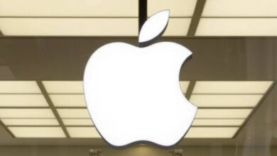 Fotoğrafta, bir cam üzerinde beyaz renkli elma görseli var. Görseldeki elma ısırılmış gibi tasarlanmış.