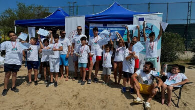 “Şnorkelle Oryantiring” etkinliğine katılım sağlayan engelli çocuklar ve yeti kaybı olmayan çocuklar birlikte katılım belgelerini alıyorlar.