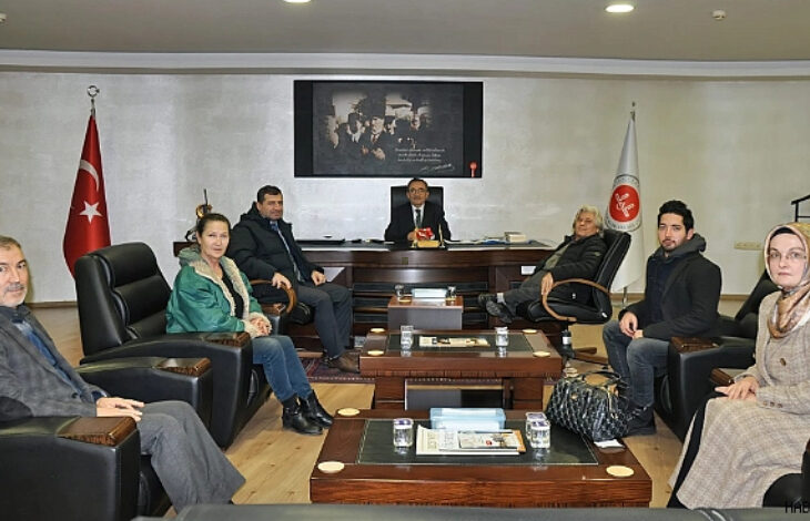 Balıkesir İl Müftüsü Hasan Hayri Yaşar’ı makamında ziyaret eden valilik ve Aile ve Sosyal Hizmetler Bakanlığı yetkilileri görüşme gerçekleştiriyor.