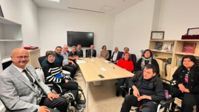 Denizli Büyükşehir Belediyesi Kent Konseyi Engelliler Meclisi Yürütme Kurulu'nun ilk toplantısında çekilmiş olan bir fotoğraf. Engelli bireyler ve belediye kent konseyi yetkilileri birlikte masa etrafında oturuyorlar.