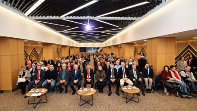 Denizli Büyükşehir Belediyesi Kent Konseyi Engelliler Meclisi Seçimli Olağan Genel Kurulu’nda engelli bireyler ve belediye personelleri toplantı salonunda kendi sıralarında oturuyorlar.