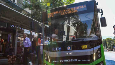 Denizli'de hizmet veren yeşil renkli 270 numaralı hattın yolcularını taşıyan Büyükşehir Belediyesi otobüsü fotoğrafta var.