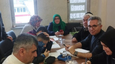 Dünya Görmeyenler Derneği üyesi olan görme engelli bireyler, Selçuklu Halk Eğitim Merkezinde İngilizce kursu alıyor. Görme engelli bireyler bir masanın etrafında oturuyor. Öğretmen ile birlikte ders çalışıyorlar.