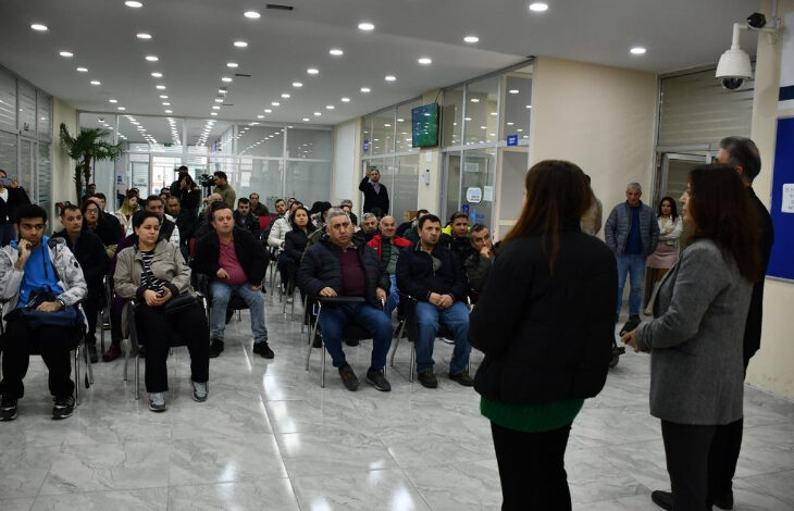 Engelli bireylerin istihdam edilmesi için verilen eğitimlerden bir fotoğraf. Engelli bireyler sandalyelerde oturuyor ve karşılarında ise Esenyurt Belediyesi'nin eğitmenleri var.