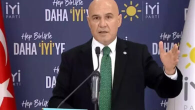 İYİ Parti Balıkesir Milletvekili Turhan Çömez, basın açıklaması yaparken çekilmiş bir fotoğrafı.