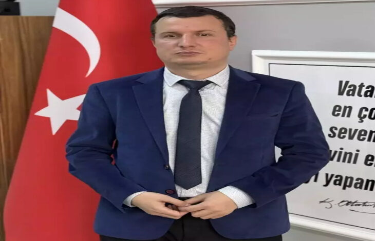 Görme engelli öğretmen Ömer Polat, Türk bayrağının önünde basın mensupları ile röportaj yapıyor.