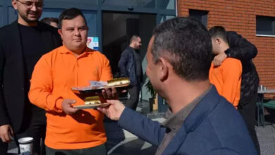 Fotoğrafta, down sendromlu bireyler istihdam edildikleri kafede gelen konuklara yiyecek ve içecek servisi yapıyorlar.