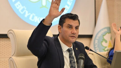 Manisa Büyükşehir Belediye Başkanı Mimar Ferdi Zeyrek, belediye meclisinde yapılan oylamada elini kaldırarak oy kullanıyor.